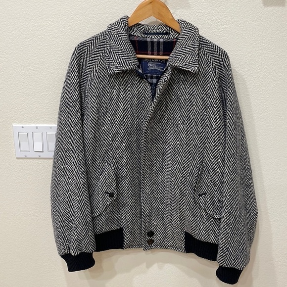 Burberrys Wool Navy Herringbone Coat—Classic Plaid Lining—FABULOUS! Barely Worn! - Picture 1 of 15